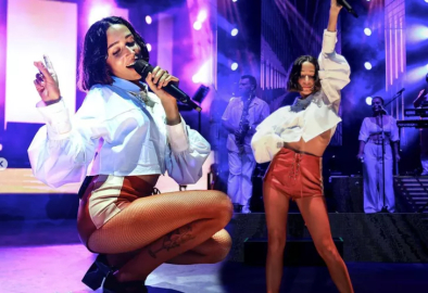 Zeynep Bastık Çeşme'yi birbirine kattı