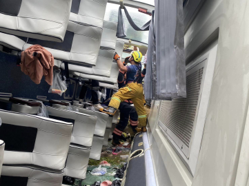 Tayland’da bir turist otobüsü devrildi