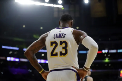 Lebron James, efsane numarasına dönüyor