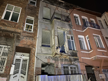 Metruk binanın balkonu çöktü