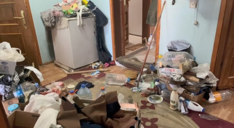 Ev değil çöp yuvası: Kamyonlarca çıkardılar...