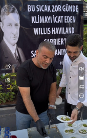 Klimayı bulan Carrier anısına tatlı dağıttılar