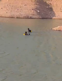 Serinlemek için girdiği barajdan çıkamadı