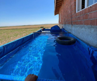 Çiftçiler römork havuzunun tadını çıkardı