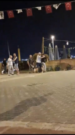 Kavgaya sebepsiz daldı: Kafasında şişe patlattı!