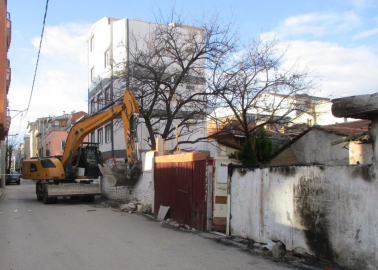 Osmangazi'de metruk binalar yerle bir