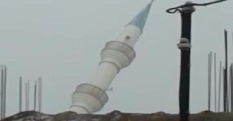Etkili olan rüzgar  minareyi devirdi!