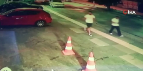 Unutulan telefonu böyle çaldılar