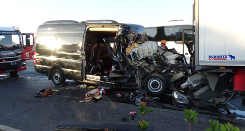 Duran TIR'a ok gibi saplandı!