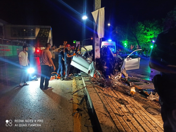 Direğe çarpan araç hurdaya döndü