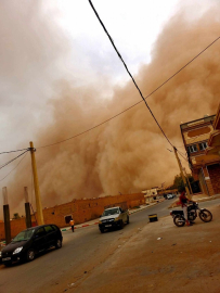 Kum fırtınası o ülkede hayatı felç etti!