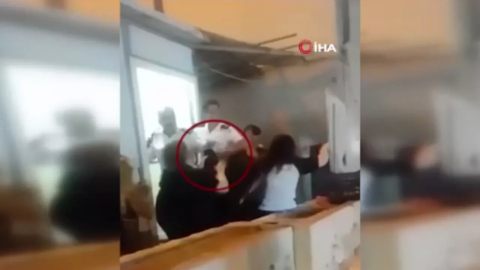 Polislere terlikle saldırdılar!