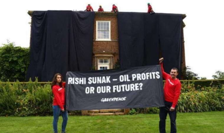 Aktivistler başbakanın evini bastı