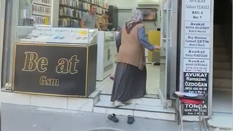Mağaza kirlenmesin diye terliklerini çıkardı