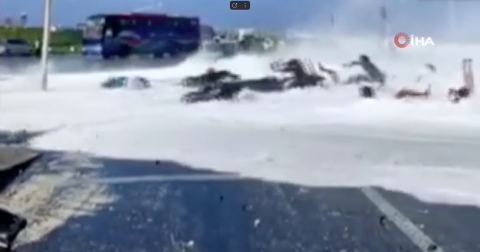 Dalga araçları yere serdi