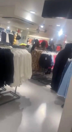 Kadınlar kabin için birbirine girdi
