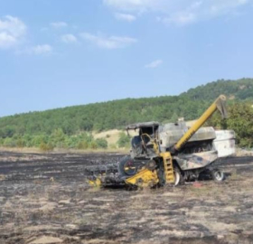 Buğday tarlası alev alev yandı