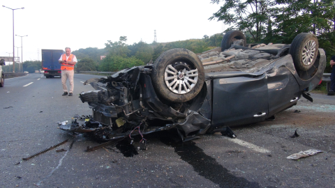 Bariyerlere çarpan otomobil takla attı