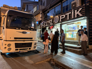 Sürücüsüz kamyon optik dükkanına daldı