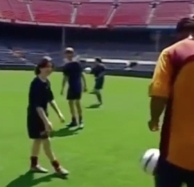 Ronaldinho videosundaki çocuk Messi mi?
