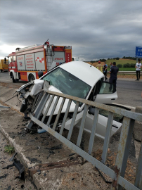 Kontrolden çıkan araç refüje girdi