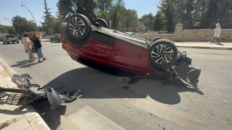 Kaza sonucunda otomobil takla attı