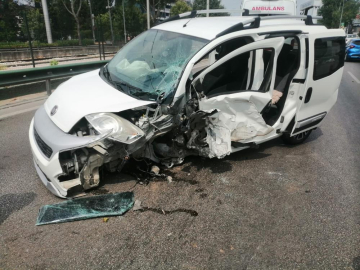 Kontrolden çıkarak bariyerlere çarptı