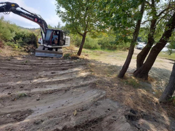 Mahalleli için plaj yaptırdı