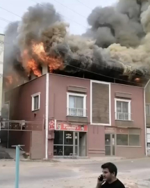 Terasta yangın çıktı, mahalleli sokağa döküldü