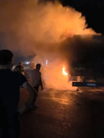 Arı yüklü kamyon yandı