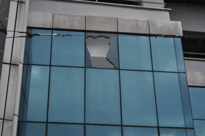 Şiddetli rüzgar sonucunda patlayan cam tehlike saçtı