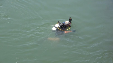 Dengesini kaybederek düştüğü suda kayboldu