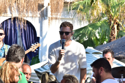 Genç şarkıcı hem eğlendi hem de eğlendirdi