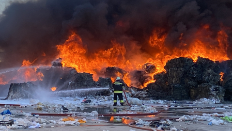 Geri dönüşüm tesisi alevler içinde kaldı