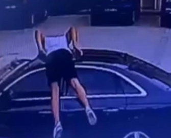 Arabanın cam tavanından böyle içeri girdi