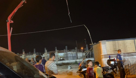 Beton mikserinin hortumu işçiye çarptı!