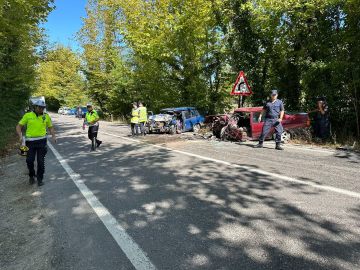 İki otomobil kafa kafaya çarpıştı
