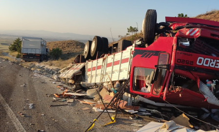 İki kamyon çarpıştı