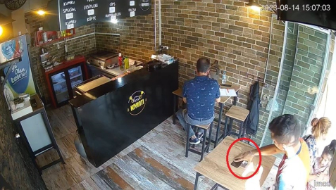 Kaşla göz arasında cep telefonu çaldı!