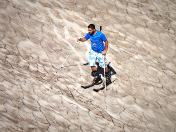 40 derece sıcakta kayak yaparak serinledi