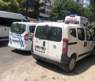Yaya geçidinden geçen motosiklete çarptı