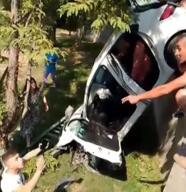 Başka araç sıkıştırdı! Şarampole yuvarlandı