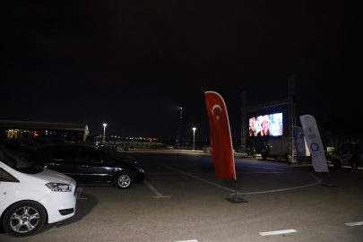 Bursalıların açık hava sineması keyfi