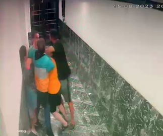 Apartman içinde tekmeli yumruklu kavga