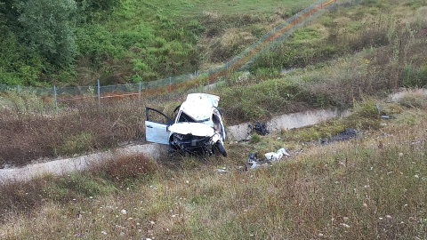 Şarampole uçan otomobil taklalar attı