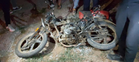 Motosikleti iterken TIR çarptı