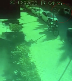 Kasksız motosiklet sürücüsü ölümden döndü