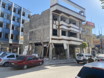 Binayı görenler korkuyla uzaklaşıyor