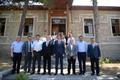 Tarihi Taş Mektep için büyük protokol