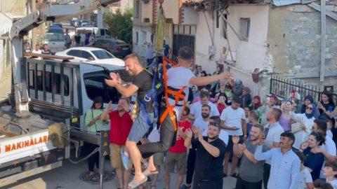 İznik'te ilginç gelecek... Damadı vinçe astılar